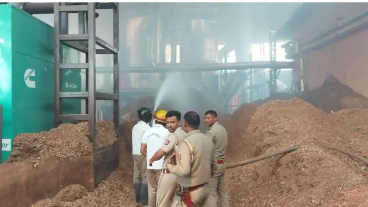 Fire in textile factory in Meerut : गर्मी में आग की घटनाओं को रोकने में हांफ गया दमकल विभाग, कपड़ा फैक्ट्री में लगी भीषण आग