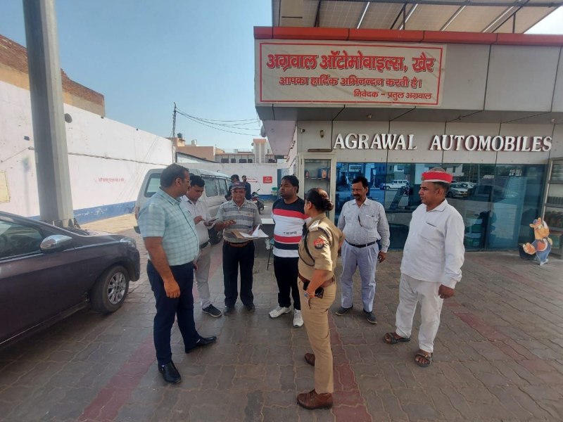 Aligarh SDM and Inspector during Petrol Pump Checking