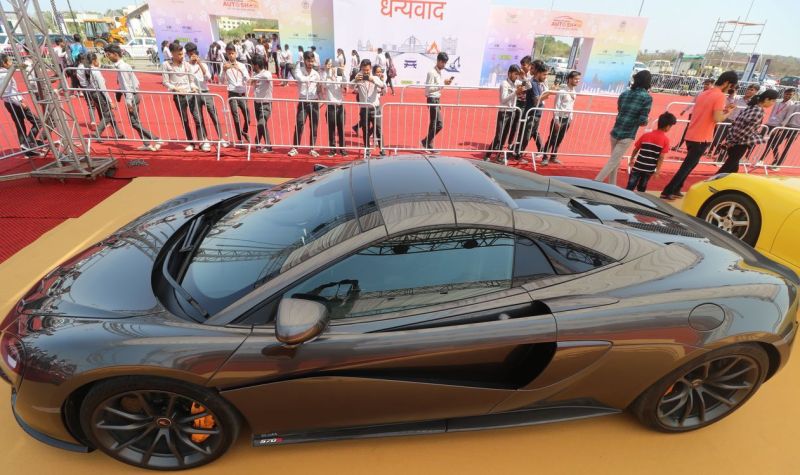 करोड़ों रुपए की लग्जरी कारें देख क्रेजी हुए यंगस्टर्स, दिनभर सेल्फी लेती रहीं स्कूल गल्र्स