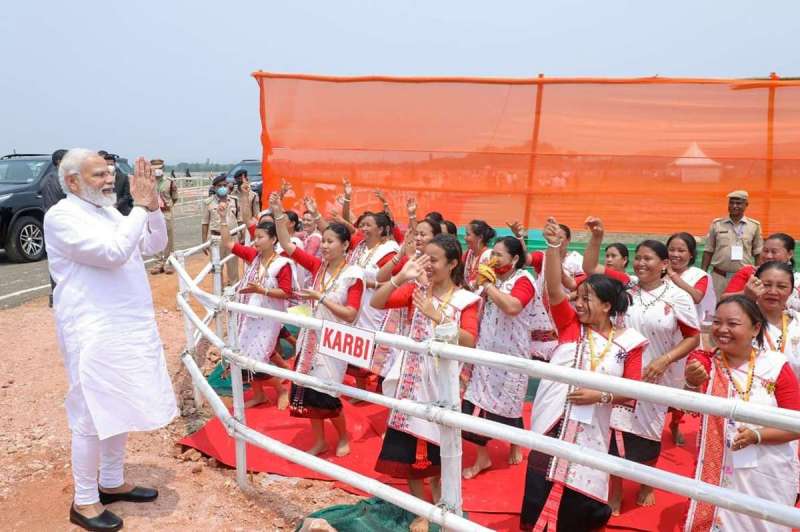 बच्चों को देख PM मोदी ने तोड़ा सुरक्षा घेरा, हाथ में छाता लिए छात्रा संग ली सेल्फी