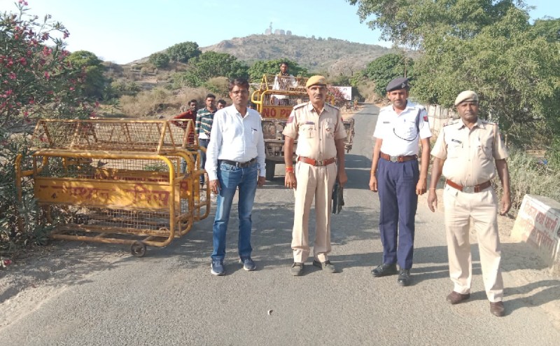 माउंट आबू. यातायात पुलिस ने बैरिकेड लगाकर गुरु शिखर के रास्ते को किया बंद।