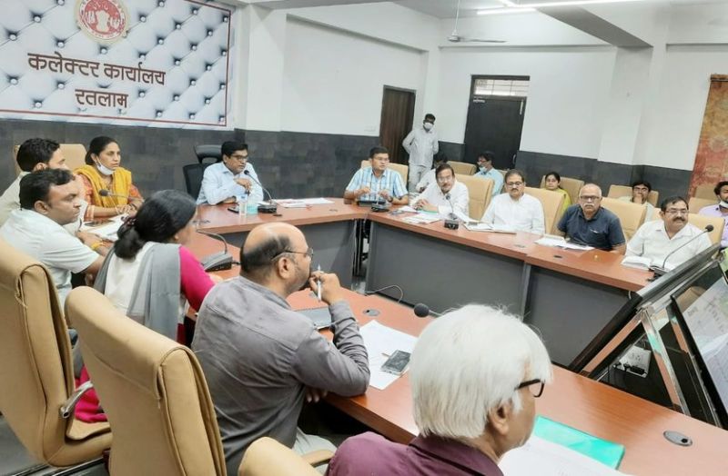 कलेक्टर के सामने काम नहीं आई आंकड़ों की जादूगरी, पकड़ाए तो खाई फटकार