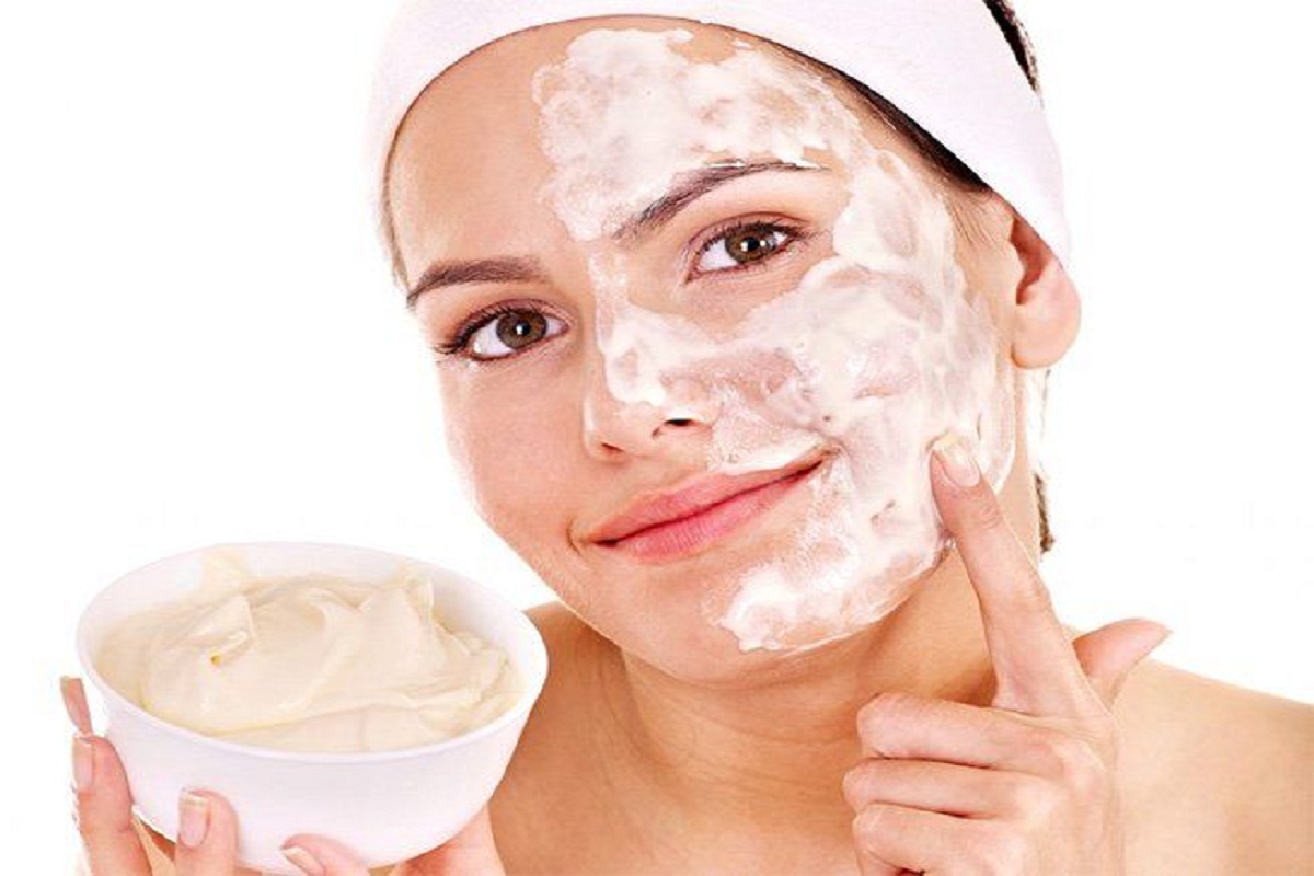 Skin Care Tips: चेहरे पर दही लगाने से मिलते हैं जबरदस्त फायदे, दाग धब्बे को दूर करने में करता है मदद