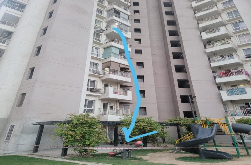 गुरुग्राम में सोसायटी बिल्डिंग की छठी फ्लोर का छज्जा गिरा, इंजीनियर घायल