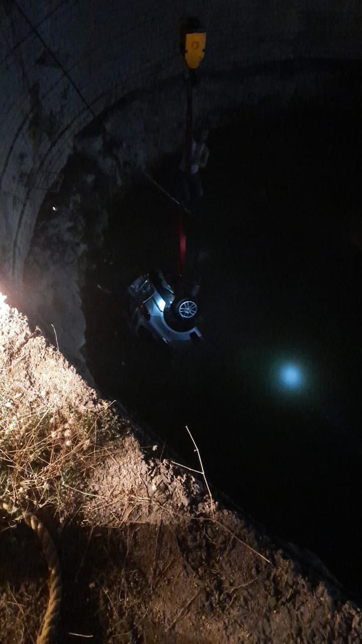 कुएं में गिरी कार