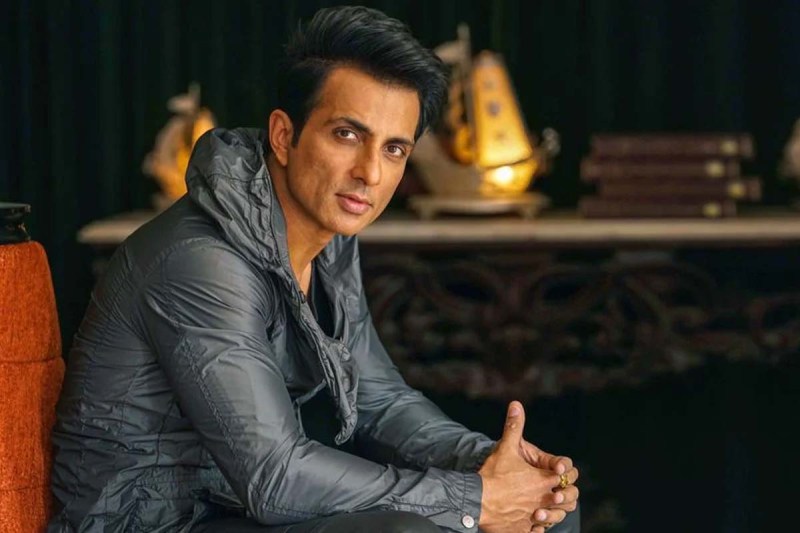 'ये पक्का चालान कटवाएगा और मुझ से ही भरवाएगा', जब Sonu Sood के फैन ने किया ये अजब-गजब कारनामा