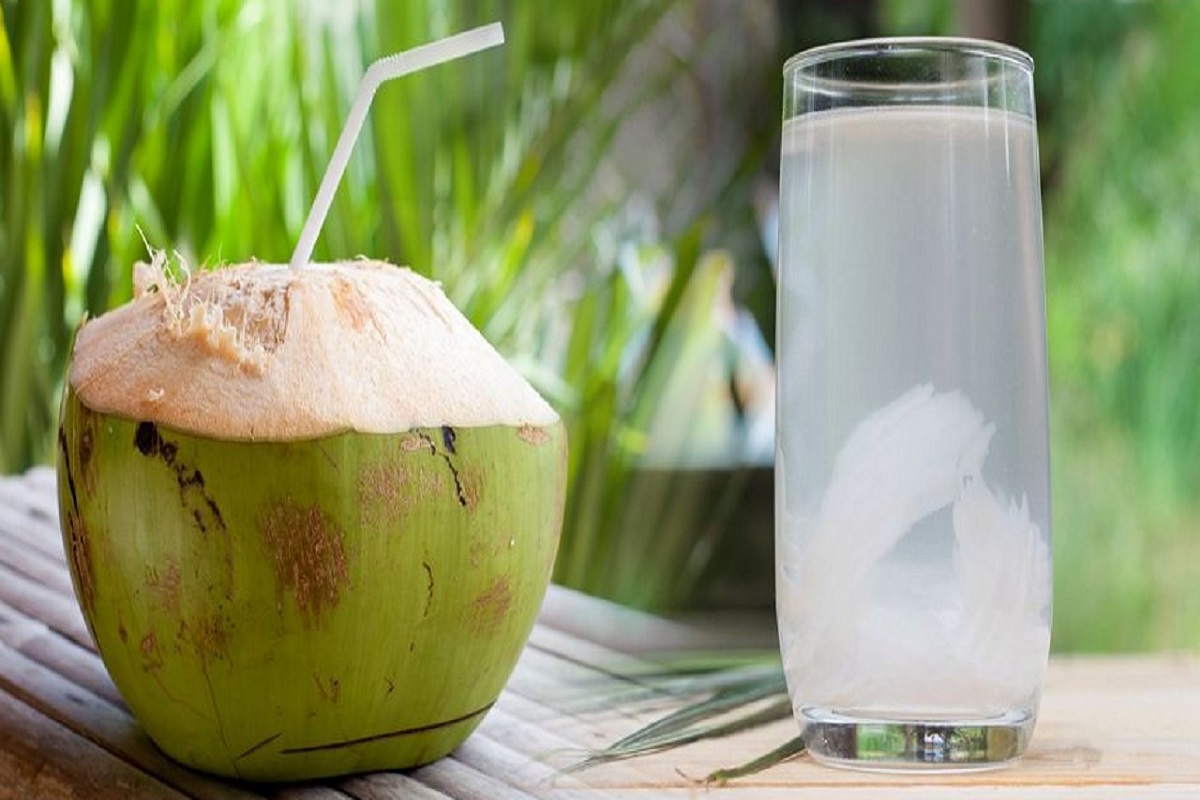 Coconut Water Benefits: गर्मियों में नारियल पानी पीने से मिलते हैं गजब के फायदे, शरीर को हाइड्रेट रखने में होता है मददगार