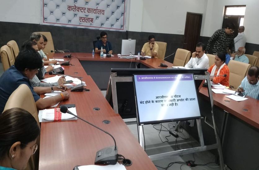 Video: Ratlam collector's reprimand, officers kept listening to face down