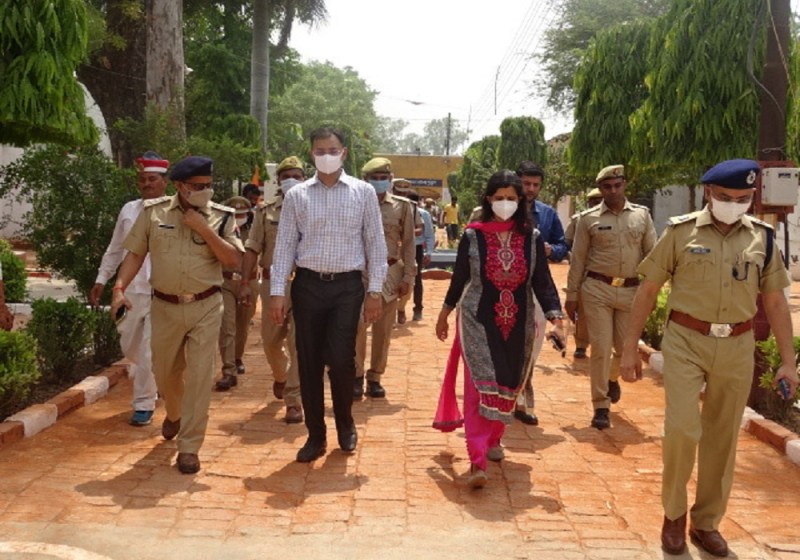 डीएम-एसपी ने जिला कारागार का किया निरीक्षण, महिला व पुरुष बन्दियों से जेल की व्यवस्थाओं की ली जानकारी