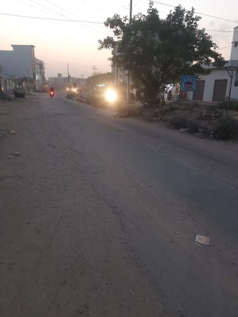 पश्चिमपुरी क्षेत्र में जर्जर हालत में पड़ी सड़क 