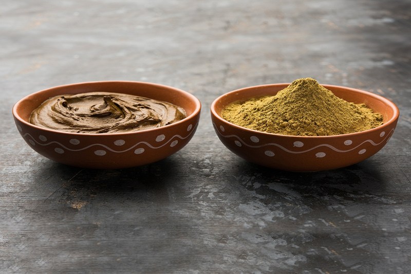 Henna Benefits: बालों में मेहंदी लगाने से मिलते हैं अनगिनत फायदे, बाल लंबे करने से लेकर डैंड्रफ की समस्या को करता है दूर