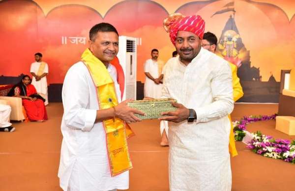 जामनगर. शहर में रविवार को भागवत सप्ताह की पोथी यात्रा के अवसर पर विधायक एवं पूर्व अन्न व नागरिक आपूर्ति राज्यमंत्री धर्मेंद्रसिंह जाडेजा के साथ खोडलधाम ट्रस्ट के अध्यक्ष नरेश पटेल।