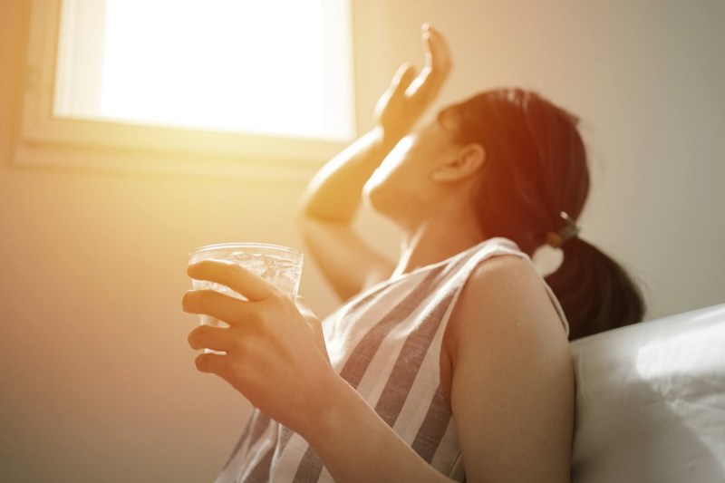 हीट स्ट्रोक के कारण दिमाग पर हो सकते हैं ये प्रभाव, ऐसे लक्षणों को लेकर बरतें सावधानी