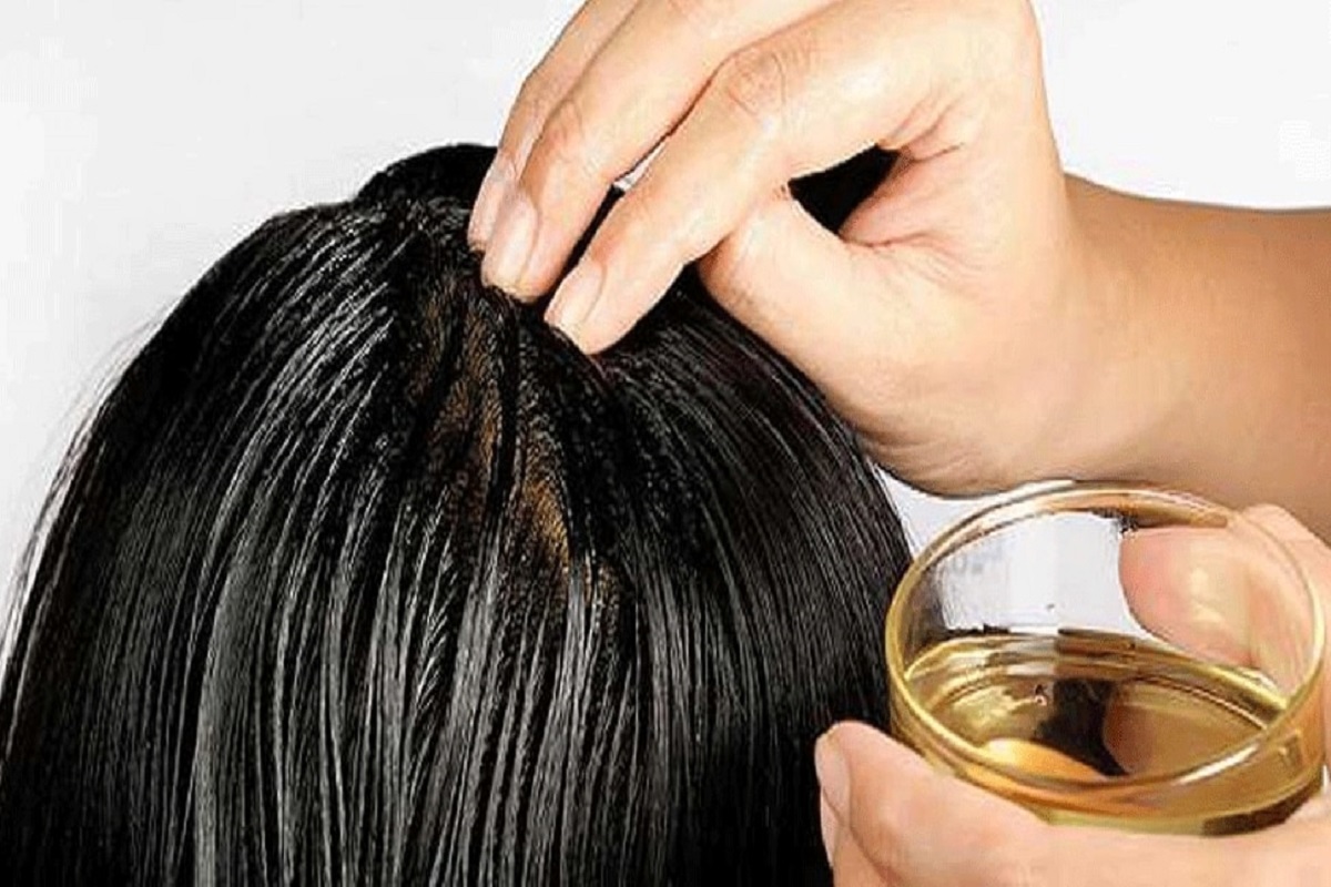Hair Care Tips: बालों में गर्म तेल से मसाज करने में मिलते हैं जबरदस्त फायदे, बालों की समस्याओं को करता है दूर