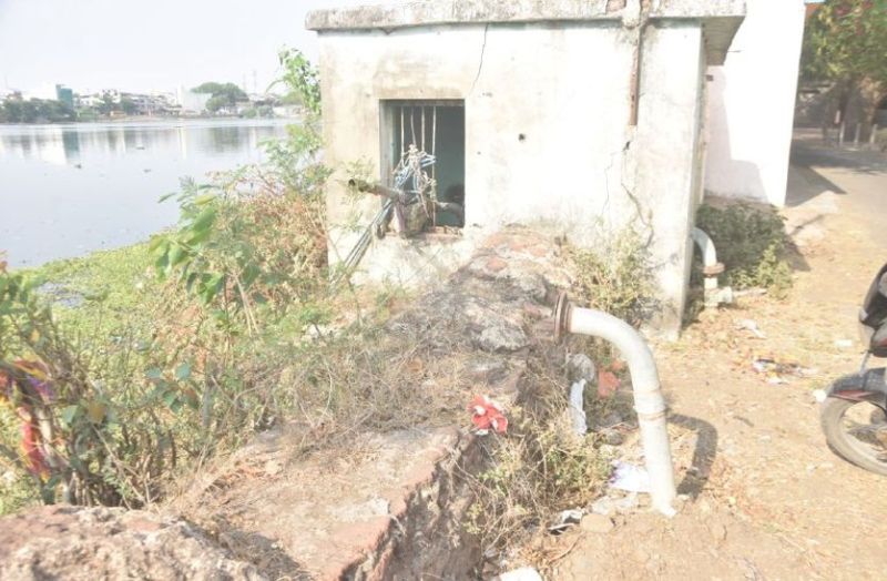 अस्पताल में आरओ सही कराया तो मोटर खराब, वहीं दूसरी तरफ तालाब से खींच रहे सिंचाई के लिए पानी