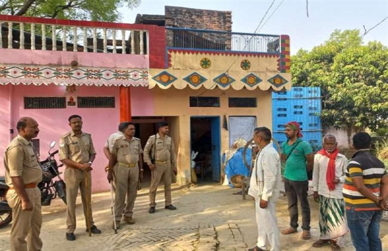 जौनपुर के नेवढ़िया क्षेत्र के रामनगर इलाके में स्थित इसी घर के लोगों पर चली गोली