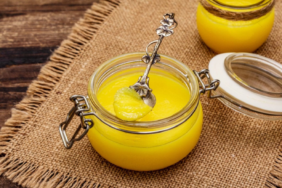 Skin Care Tips: स्किन पर घी लगाने के फायदे जानकर आप हो जाएंगे हैरान, स्किन से जुड़ी समस्याओं को करता है दूर