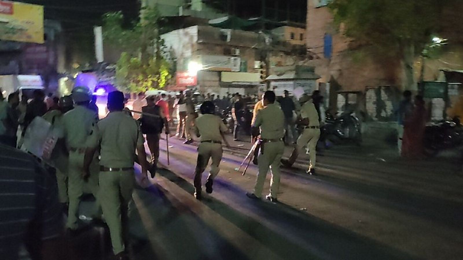 Riots : पथराव, तोड़-फोड़, लाठी चार्ज और आंसू गैस के गोले