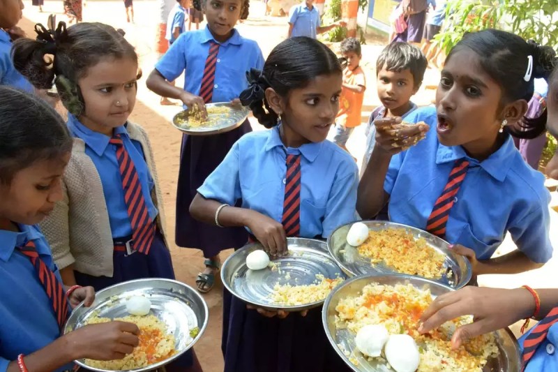 सुप्रीम कोर्ट का लक्षद्वीप प्रशासन को निर्देश - 'मिड डे मील में बच्चों को देते रहिए मीट-चिकन'