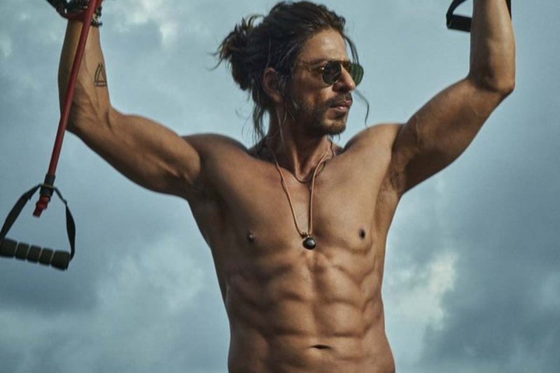 फिमेल फैन ने Shah Rukh Khan से सरेआम कर दी ऐसी डिमांड, जो हो गई वायरल