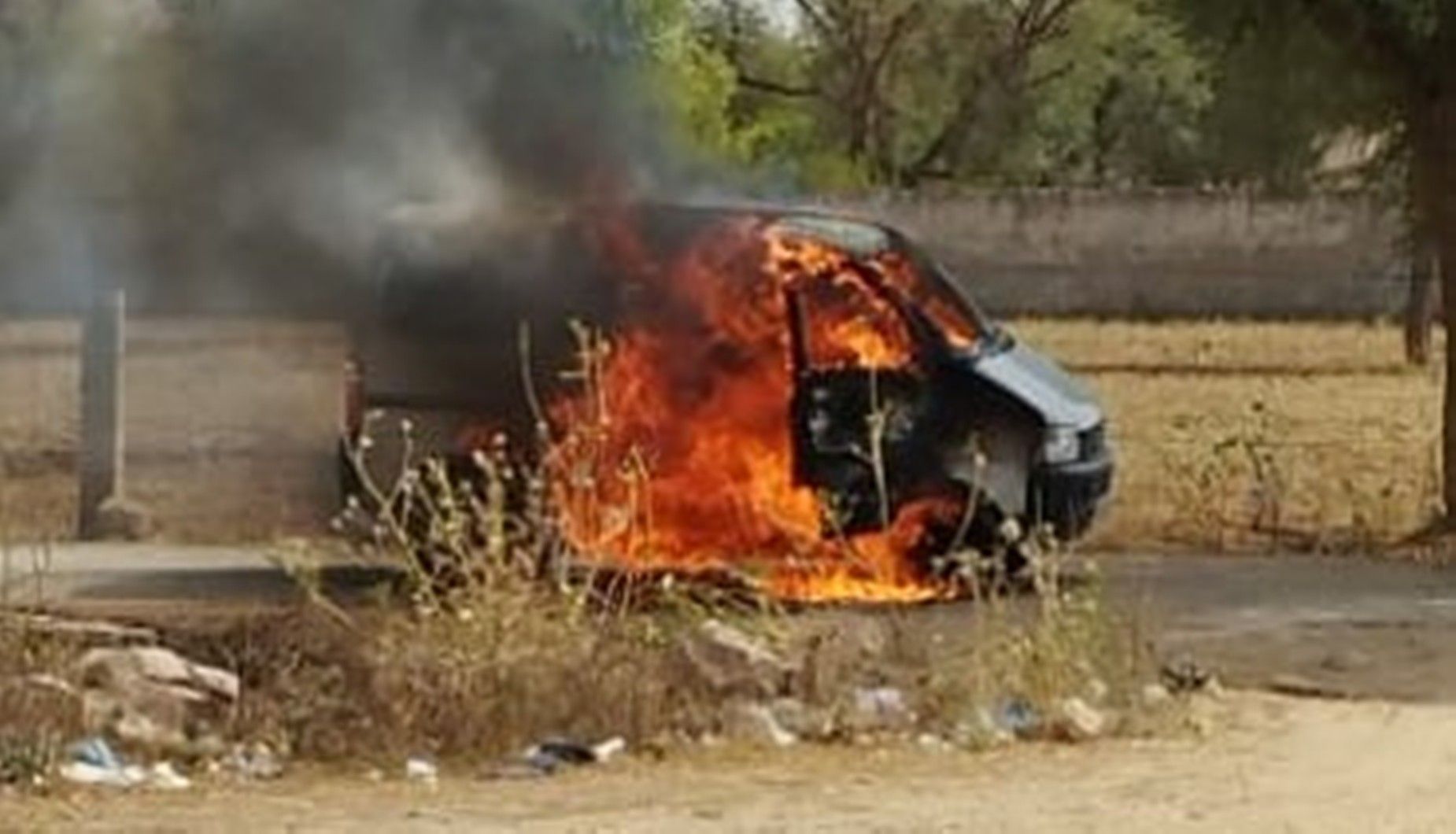 जयपुर. रेनवाल मांजी क्षेत्र में जयपुर भीलवाड़ा स्टेट हाईवे पर जलती कार।