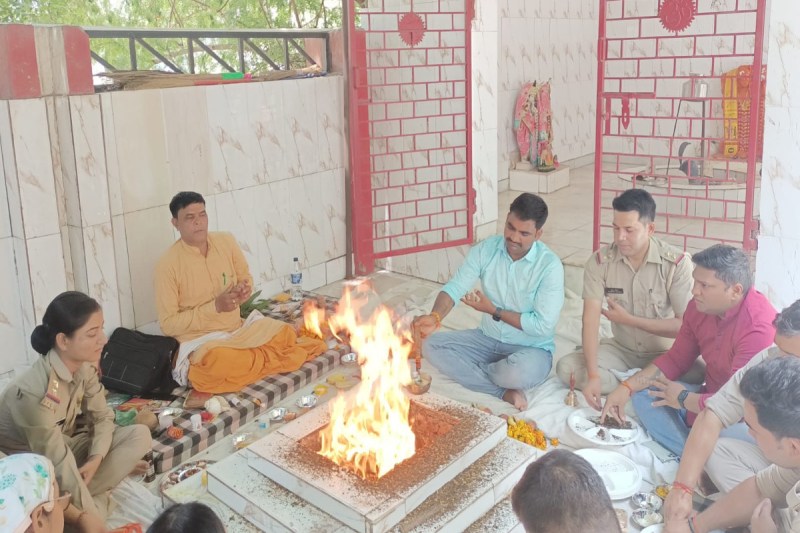 horrified-by-the-crisis-beta-2-kotwali-policemen-performed-havan.jpg
