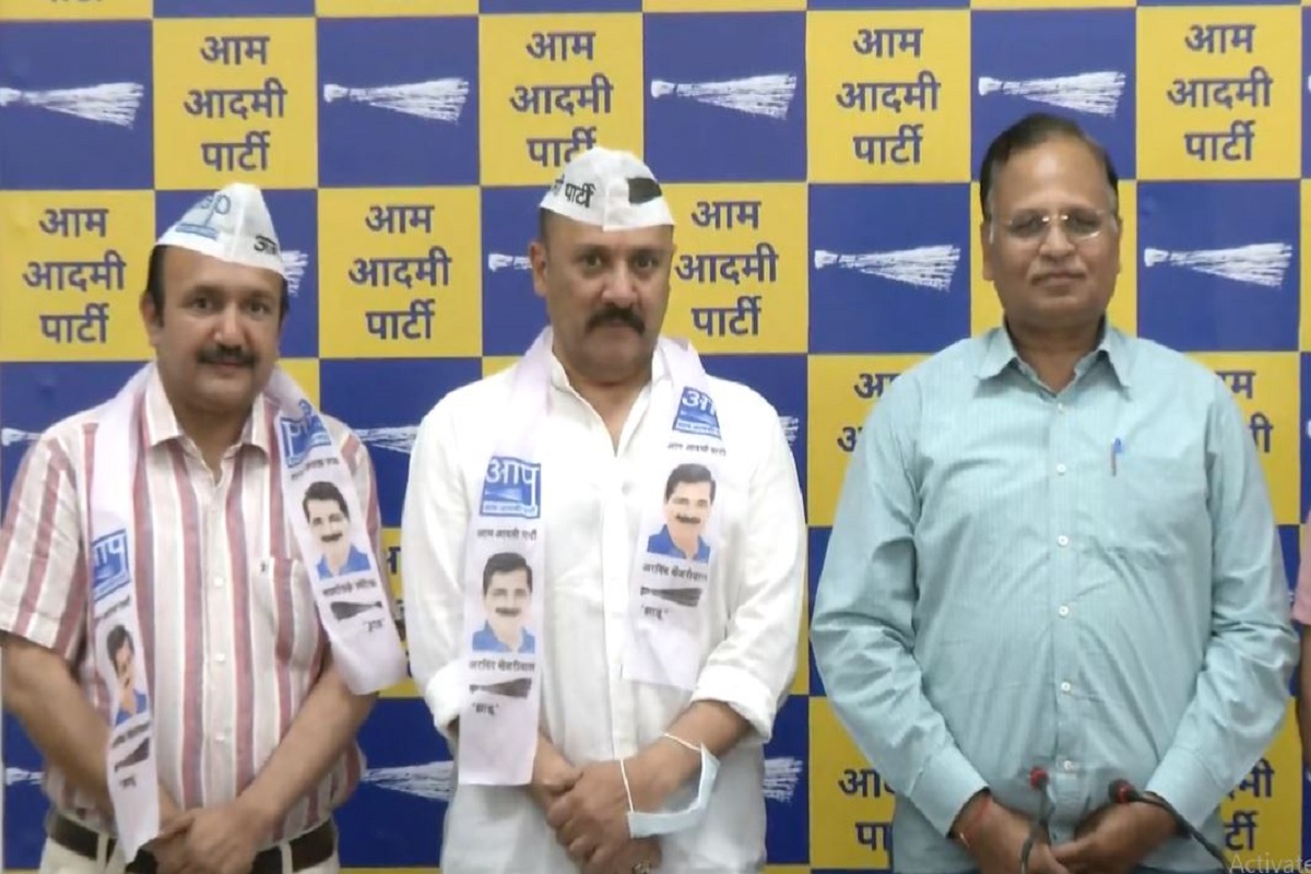Himachal Pradesh Congress Leader Aurn Sharma Joins AAP In the Presense of Satyendra Jain 