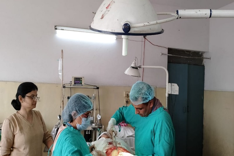 वाराणसी के दुर्गाकुंड सीएचसी पर सिजेरियन प्रसव