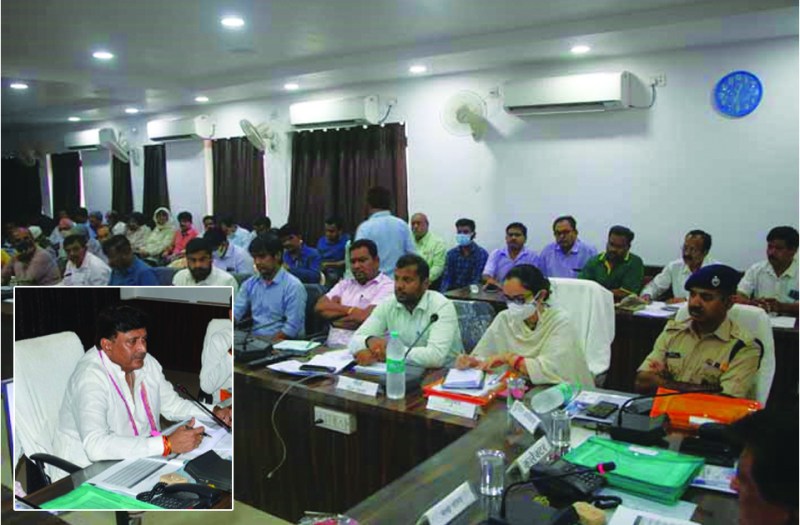 satna: पूछा सांसद ने, एसपी साहब... सड़क विभाग के अधिकारियों से काम क्यों नहीं करवा पा रहे हैं?