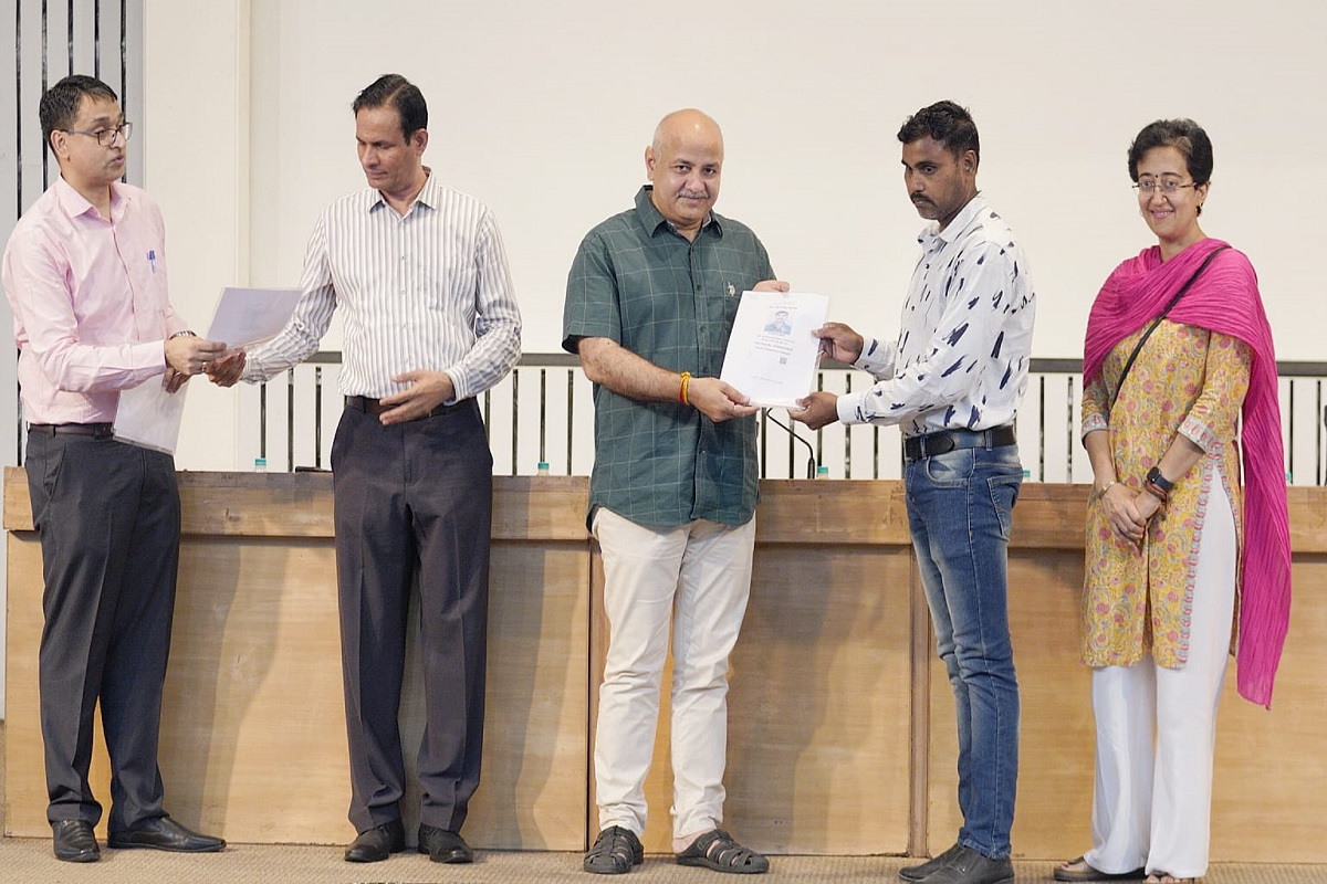 महिलाओं के बाद अब दिल्ली सरकार ने किया कंस्ट्रक्शन मजदूरों को फ्री बस पास देने का ऐलान