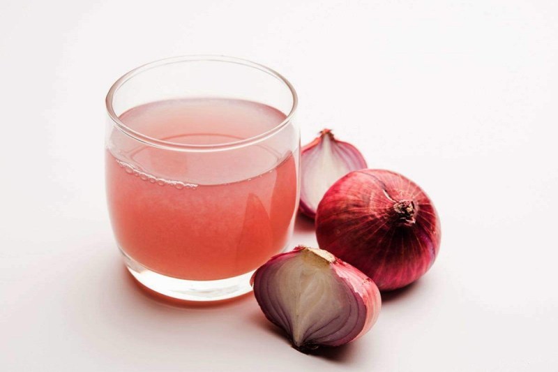Onion Juice for Hair: जानिए बालों में प्याज का रस लगाने के जबरदस्त फायदे, बालों को मजबूत बनाने और झड़ने से रोकने में करता है मदद
