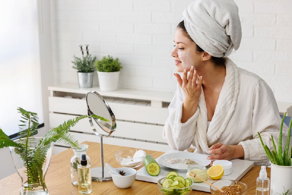 Skin Care Tips: गर्मियों में अपनी त्वचा का ध्यान रखने के लिए, अपनाएं ये घरेलू उपायSkin Care Tips: गर्मियों के मौसम में तेज धूप और गर्म हवा का सीधा असर हमारे त्वचा पर पड़ता है। जिसकी वजह से त्वचा रूखी और बेजान सी हो जाती है। इसलिए गर्मियों के मौसम में अपनी त्वचा का ध्यान खासतौर पर रखने की जरुरत है।