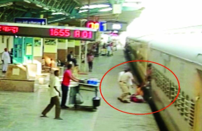 चलती ट्रेन में चढऩे के दौरान यात्री का पांव फिसला, दो आरपीएफ कर्मियों की तत्परता से बची जान
