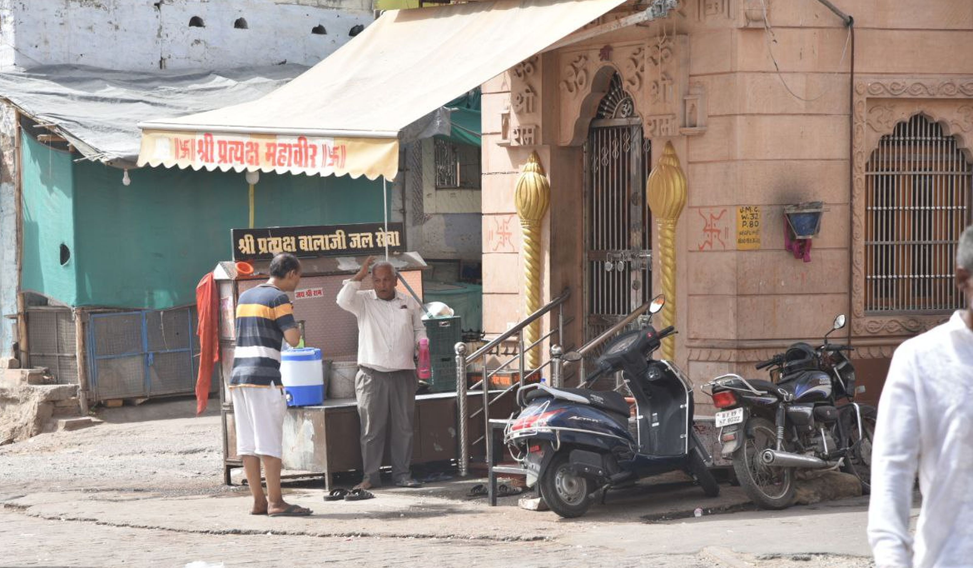 Jodhpur: कर्फ्यू में छूट मिली तो भगवान के दर पर भी पहुंचे लोग