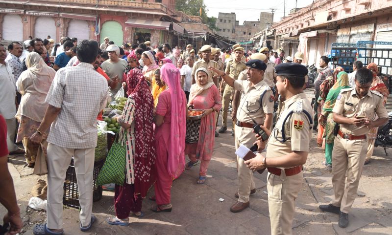 Jodhpur Violence Curfew LIVE Update - जोधपुर कर्फ्यू में लोगों को मिली दो घंटे की छूट, यहां रही भीड़भाड़, देखें Video...