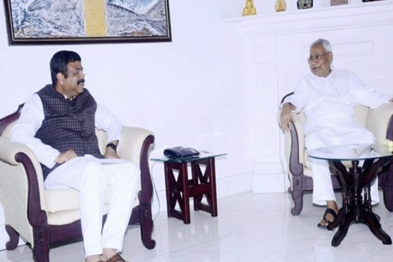 कैबिनेट विस्तार की चर्चा के बीच केंद्रीय मंत्री धर्मेंद्र प्रधान की सीएम नीतीश से मुलाकात