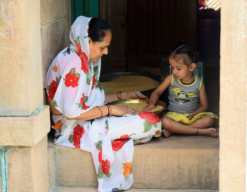 human story : आखिर इस वजह से कर्फ़्यू की खौफ भरी गलियों में बिखरी मासूम मुस्कान