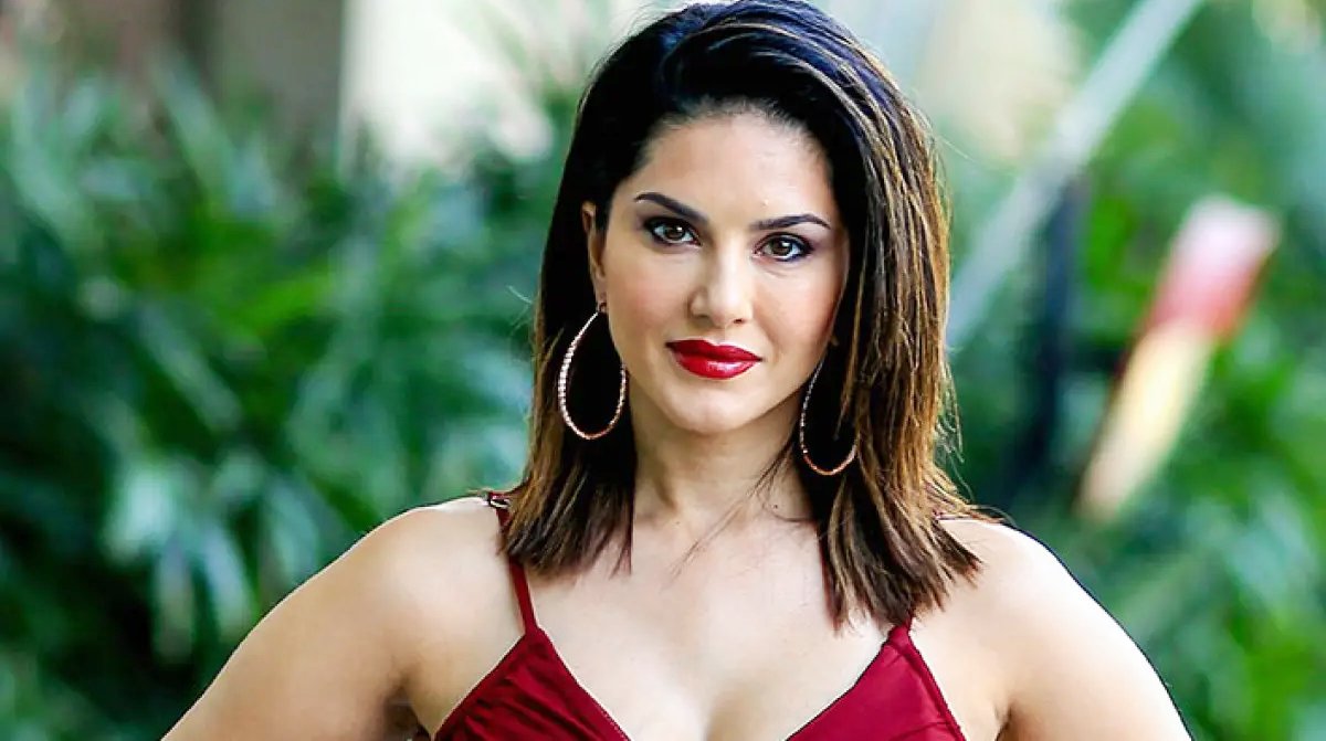 sunny leone revels her favourite Indian cricketer name