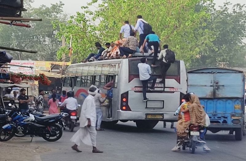 नियमों की अनदेखी : ओवरलोड वाहन, जोखिम भरा सफर,नियमों की अनदेखी : ओवरलोड वाहन, जोखिम भरा सफर