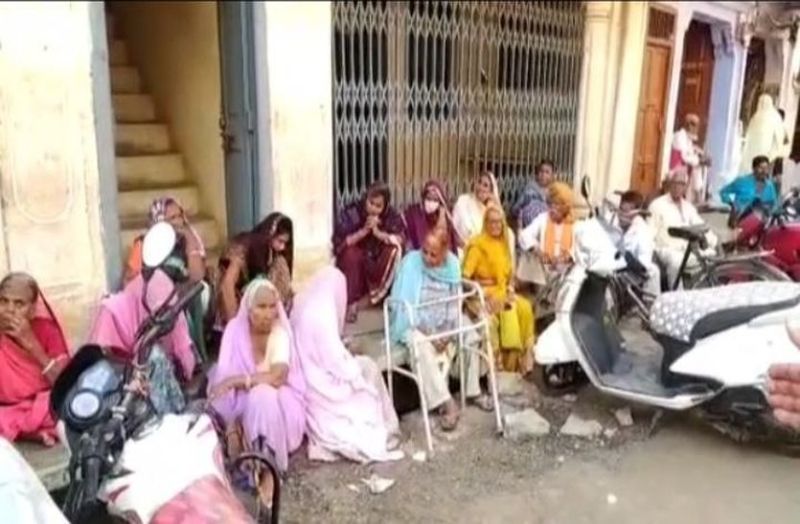 यह लोग शर्म छोड़ गंदगी उठाने से भी नहीं करते परहेज