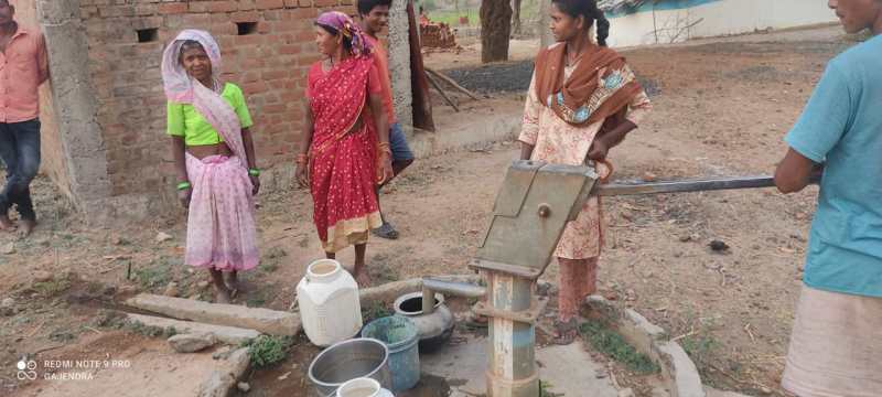 अब लग रहा है कि हैंडपंप से निकला हुआ पीला पानी से ही बुझाना पड़ेगा प्यास
