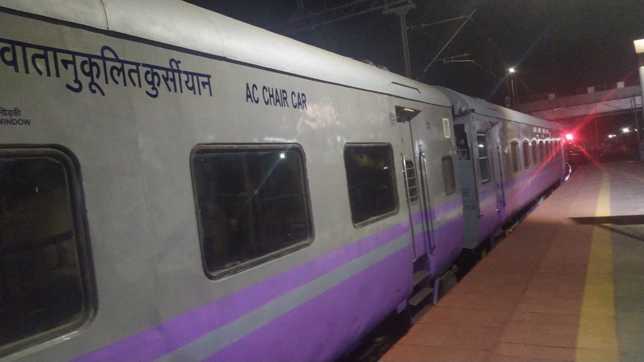 अब लोकल ट्रेन में मिलेगी एसी कोच की सुविधा