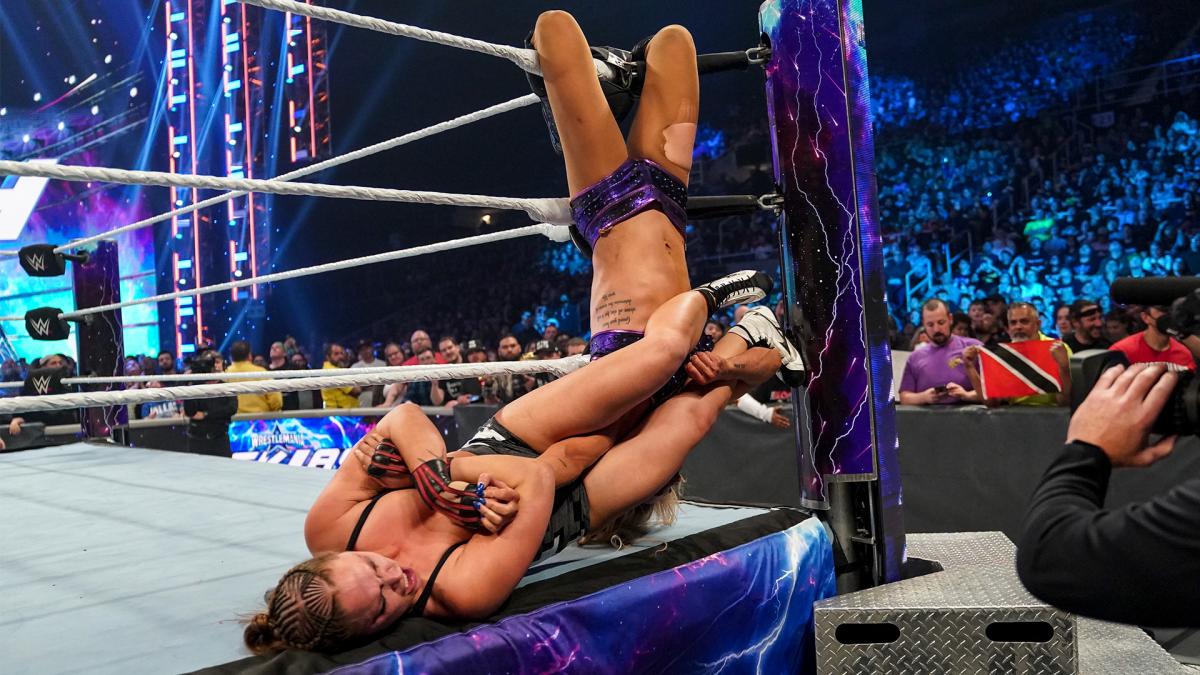 wwe wrestlemania backlash charlotte flair hand fractured