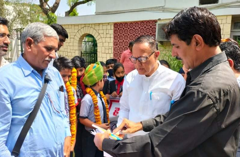 इस मामले को लेकर राजस्थान मदरसा शिक्षा सहयोगी संघ ने शिक्षा मंत्री बीडी कल्ला से मुलाकात की।