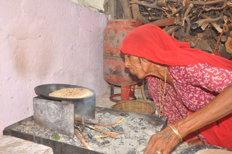 gas cylender...गैस सिलेंडर में 'आग' , पहली बार 4 अंकों में दाम