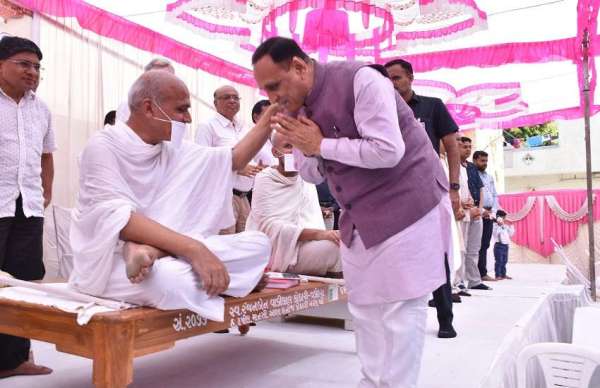 सुरेंद्रनगर में जैन संत से आशीर्वाद लेते पूर्व मुख्यमंत्री विजय रूपाणी। Jain Samaj News राजकोट. पूर्व मुख्यमंत्री Ex CM विजय रूपाणी Vijay Rupani ने कहा कि जैन समाज Jain Samaj के साधु-संत Saint भगवान महावीर Bhagwan Mahaveer के दर्शाए पथ पर समाज को आगे बढ़ाने में प्रयत्नशील हैं। सुरेंद्रनगर Surendranagar जिला मुख्यालय पर अजरामर Ajramar स्थानकवासी Sthanilvasi जैन Jain संघ Sangh की ओर से संचालित नवल प्रकाश धर्म स्थानक में त्रिवेणी Triveni महोत्सव Mahotsav में उन्होंने यह बात कही। रूपाणी Rupani ने कहा कि जैन समाज Jain Samaj में साधु-संत Saint संयम का मार्ग अपनाकर 40-50 वर्ष तक अपनी आत्मा के कल्याण के साथ अन्य लोगों के कल्याण करते हैं। इसके साथ ही भगवान महावीर Bhagwan Mahaveer के संदेश को लेकर अहिंसा, अपरिग्रह, तप के आधार पर चारित्र्य निर्माण कर साधु-संत भगवान महावीर Bhagwan Mahaveer के दर्शाए पथ पर समाज Samaj को आगे बढ़ाने में प्रयत्नशील हैं। रूपाणी Rupani ने जैन संत Jain Saint से आशीर्वाद लिया। उन्होंने कहा कि झालावाड में जैन समाज Jain Samaj एक प्रभावी समाज Samaj के तौर पर उभरा है, अनेक क्षेत्रों में जैन समाज Jain Samaj प्रमुख स्थान रखता हैं।