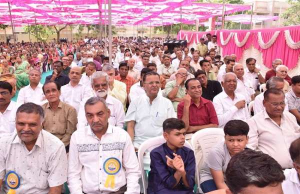 त्रिवेणी महोत्सव में मौजूद जैन समाज के लोग।