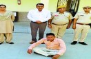 चितावा. छेड़छाड़ का गिरफ्तार आरोपी राजेन्द्र व उपस्थित पुलिस  
