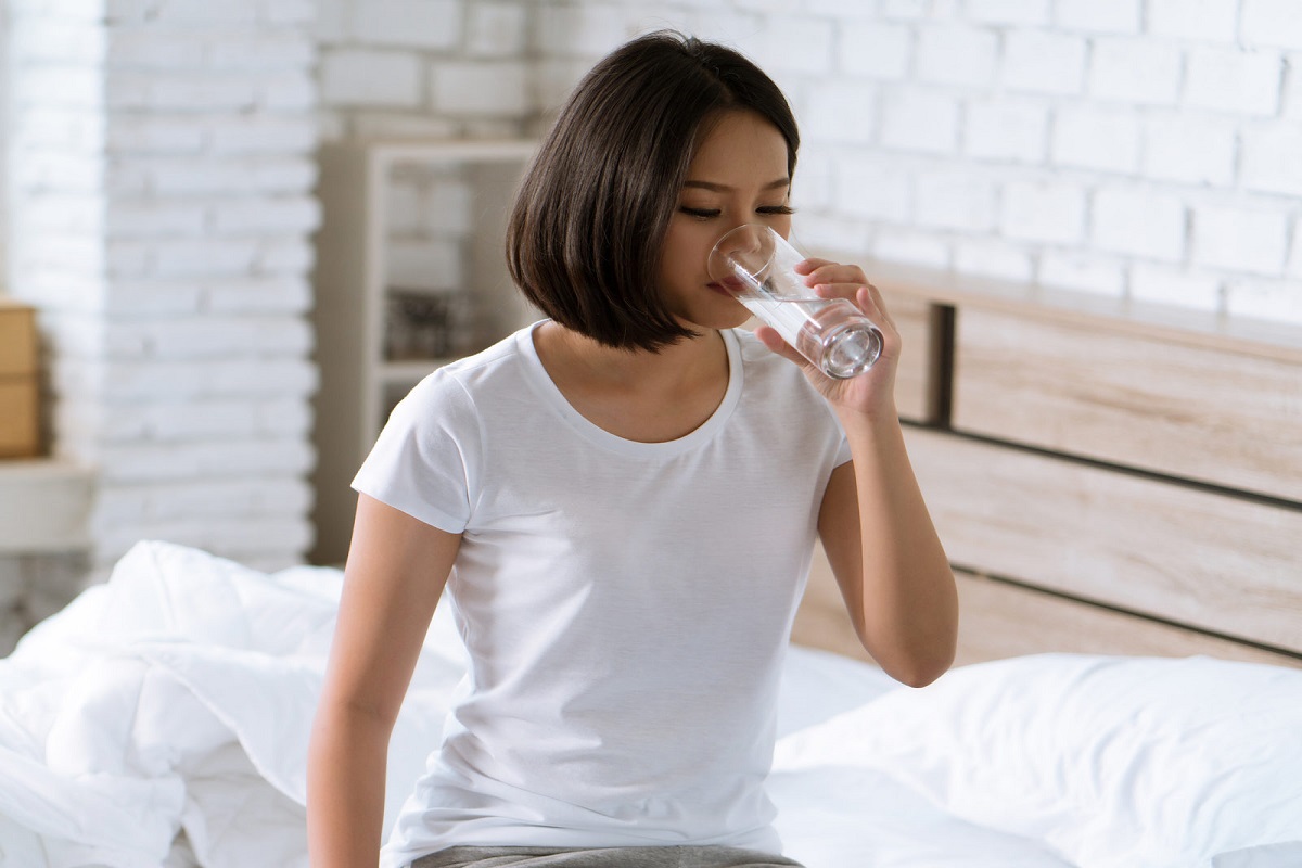 Health Tips: सुबह बासी मुंह पानी पीने के हैं अद्भुत फायदे, कई बीमारियों के लिए है रामबाण