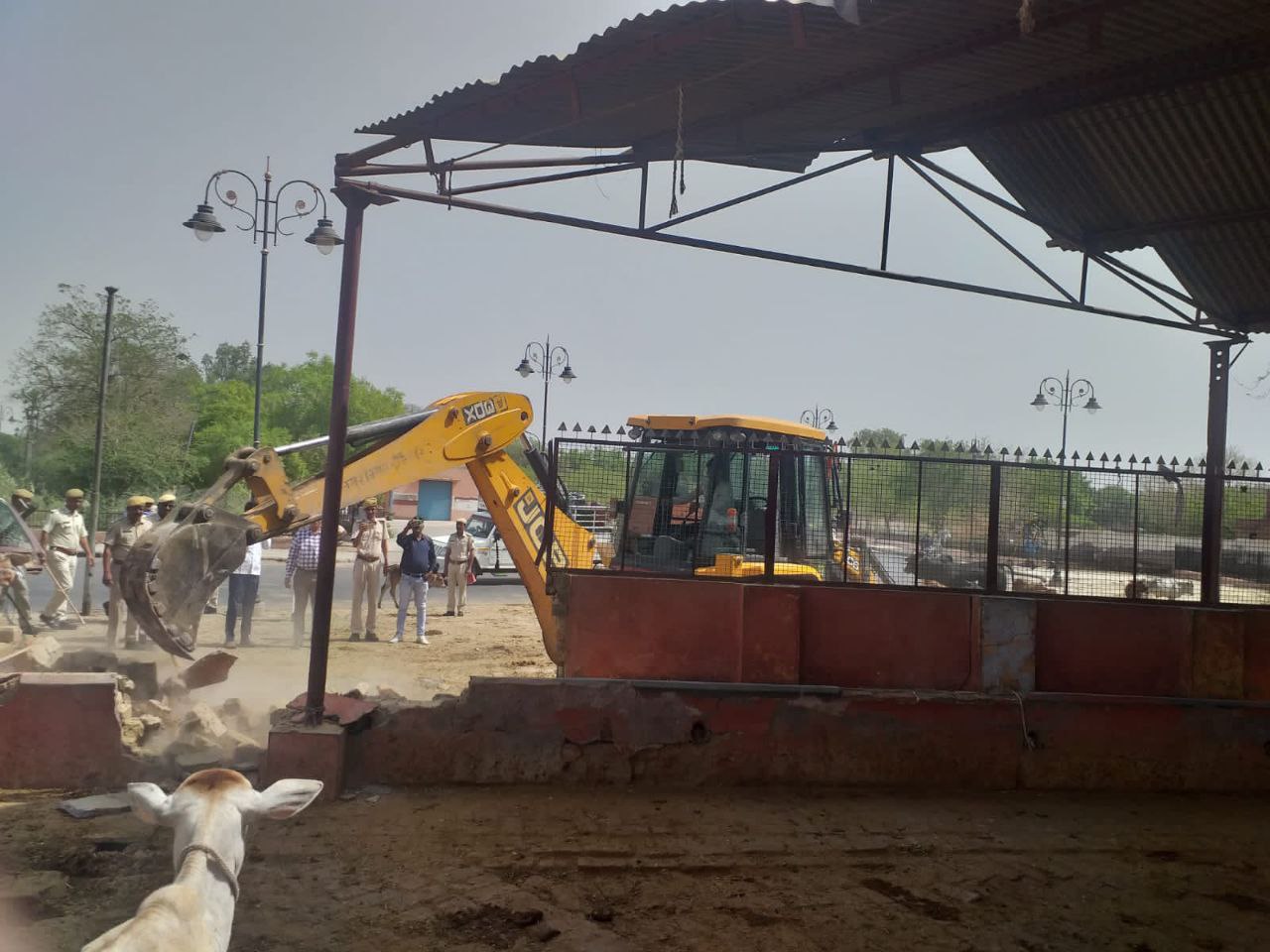 गौशाला के गेट-दीवार पर चला पीला पंजा, हुआ विरोध तो लौटा निगम दल
